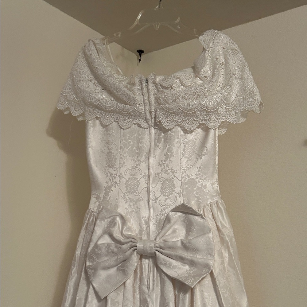Charming off the shoulder wedding gown - Picture 3 of 4